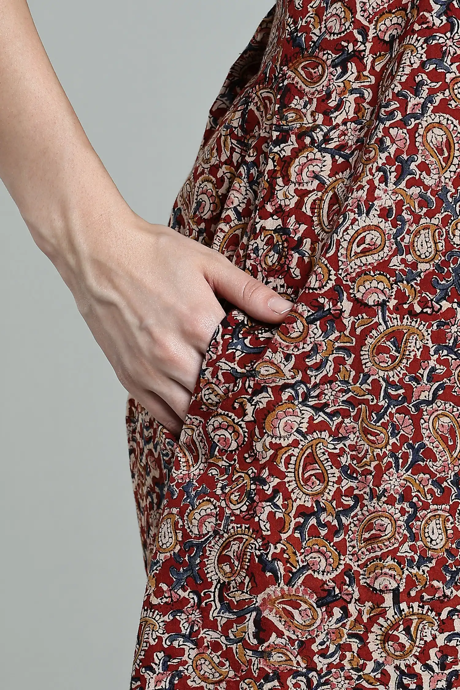 KALAMKARI COTTON DRESS PLEATED NECK DETAIL SLEEVELESS - RED - Image 6