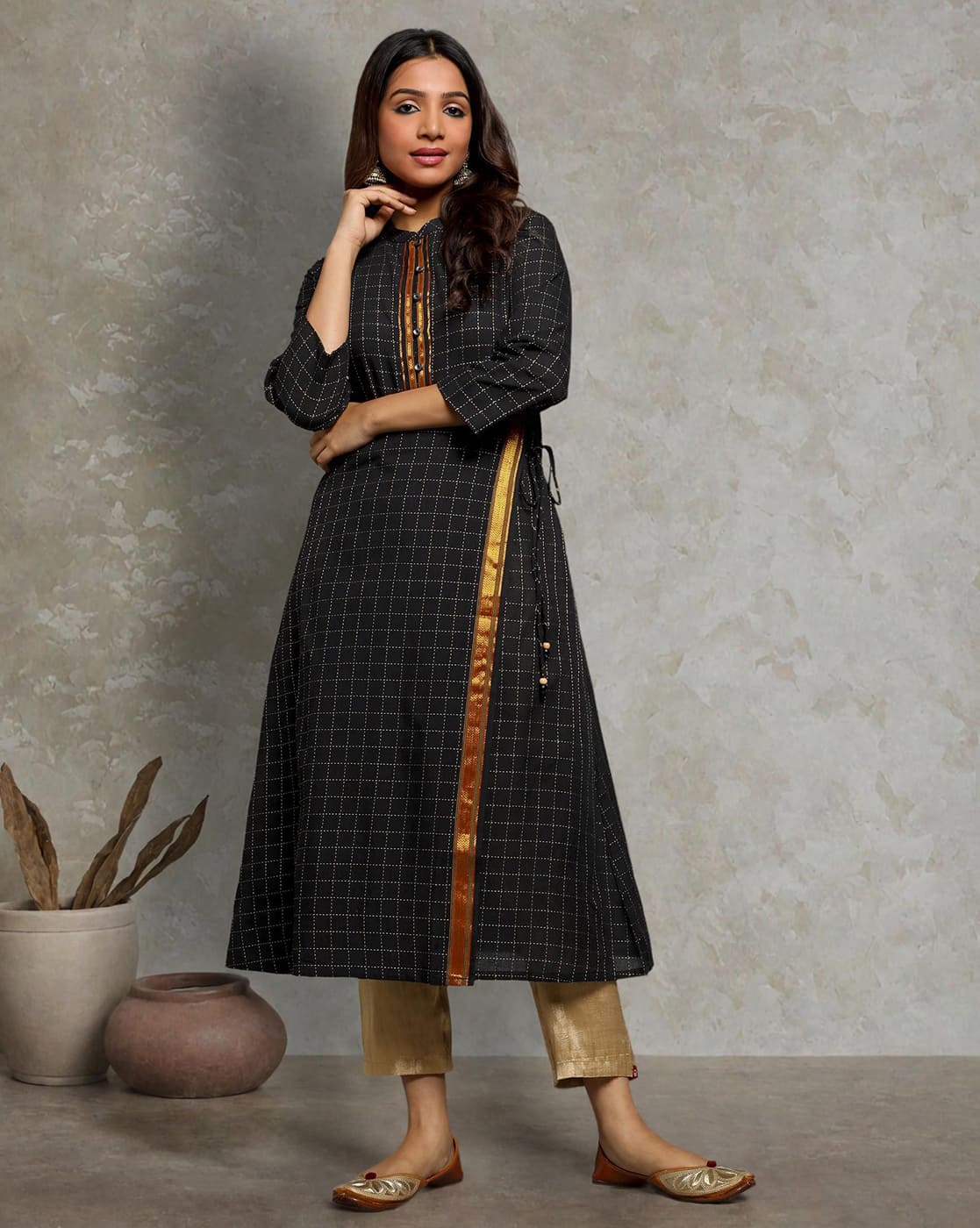 KURTA SOUTH C FRONT OVERLAP -BLACK