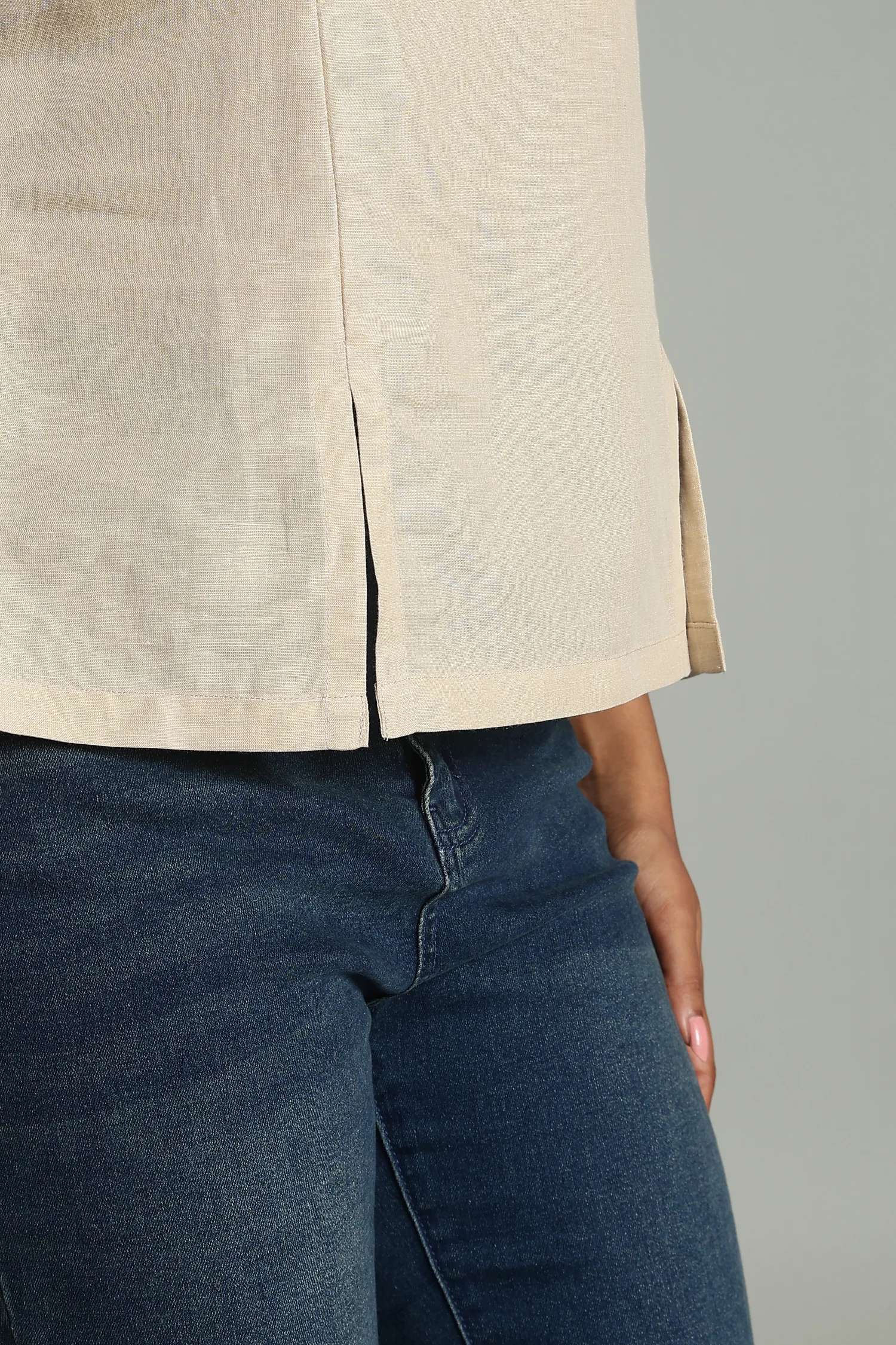 LINEN BLEND TOP BOAT NECK SLIT DETAIL BEIGE - Image 3