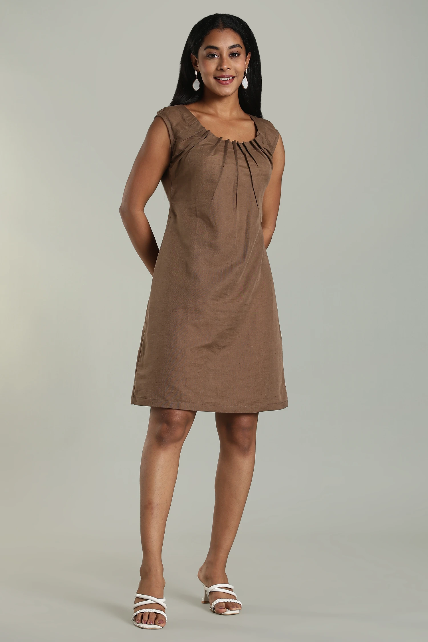 LINEN COTTON DRESS PLEAT AT NECK SHIFT BROWN