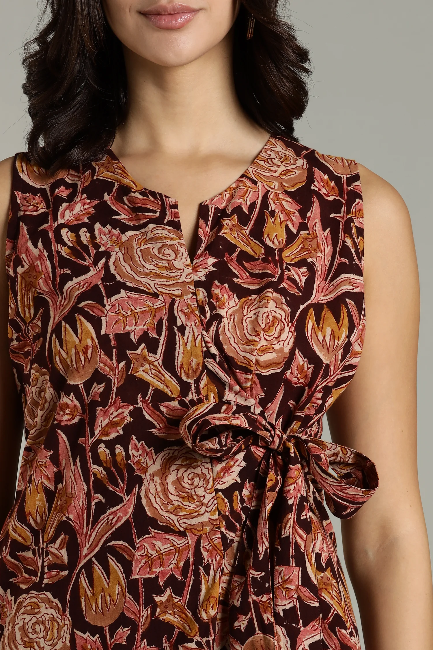 KALAMKARI COTTON DRESS CROSSOVER TIE AT WAIST - COLA - Image 2