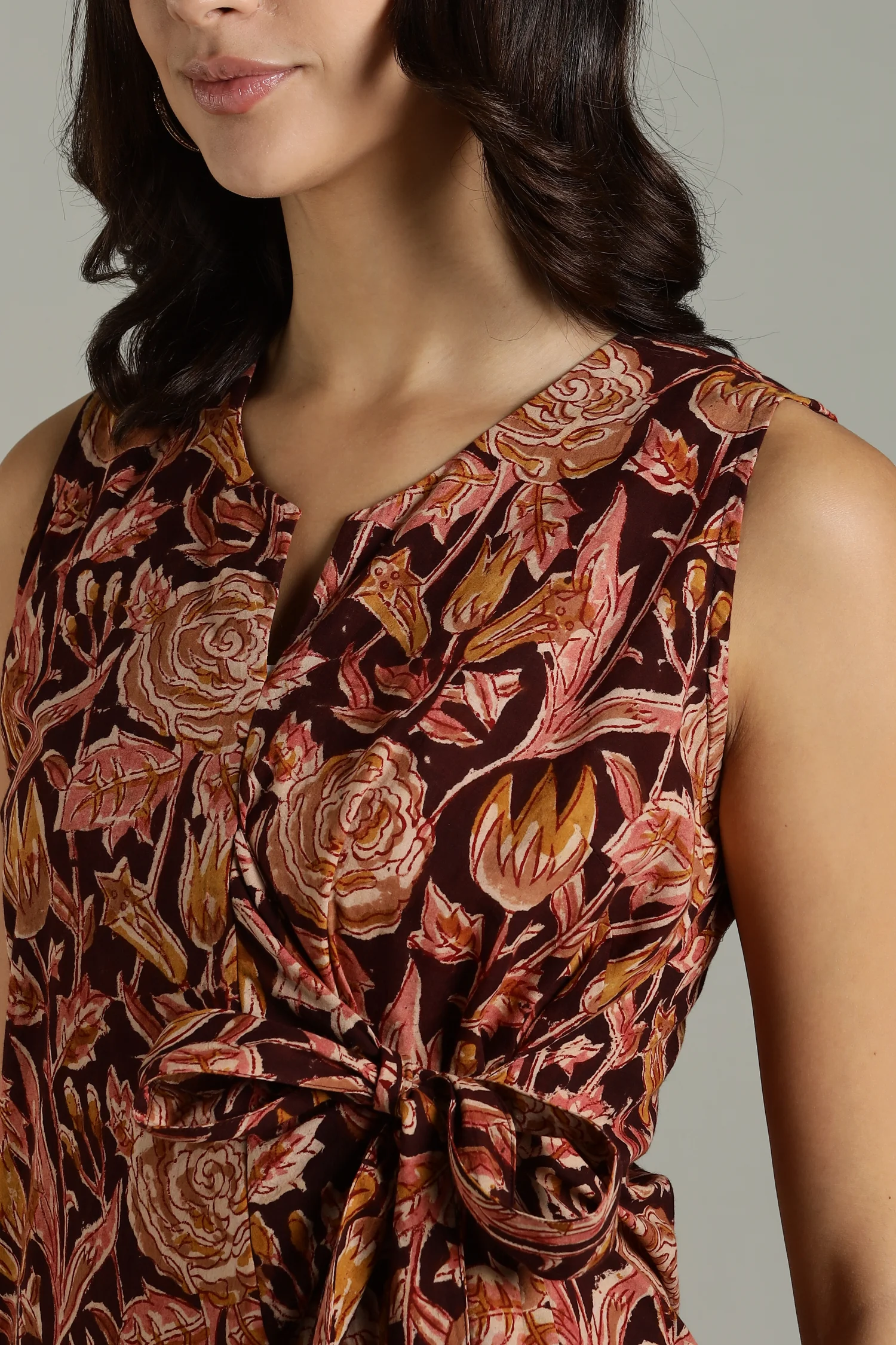 KALAMKARI COTTON DRESS CROSSOVER TIE AT WAIST - COLA - Image 3