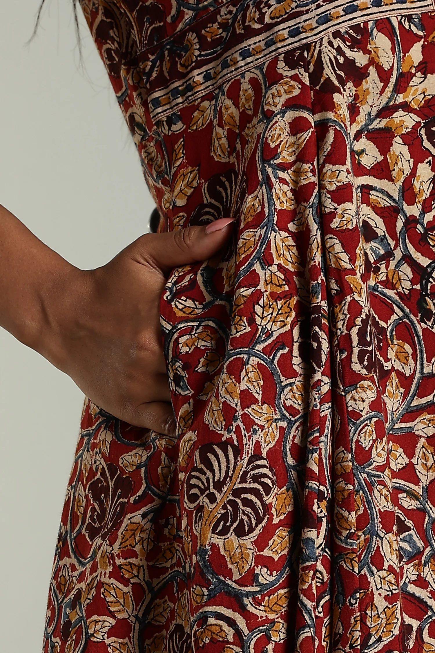 KALAMKARI KURTA FUNNEL NECK BORDER RED - Image 4