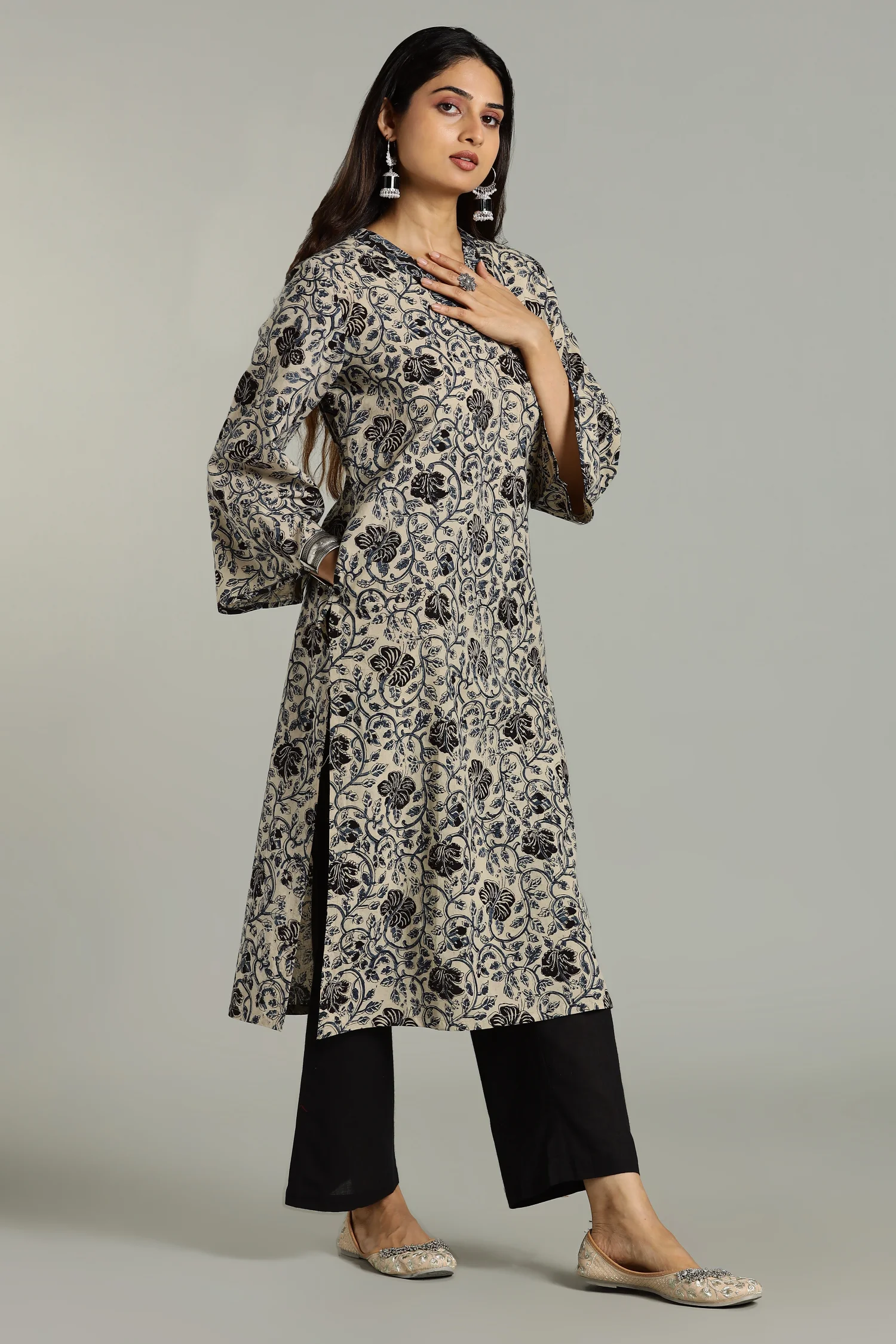KALAMKARI KURTA V NECK BELL SLV BLACK